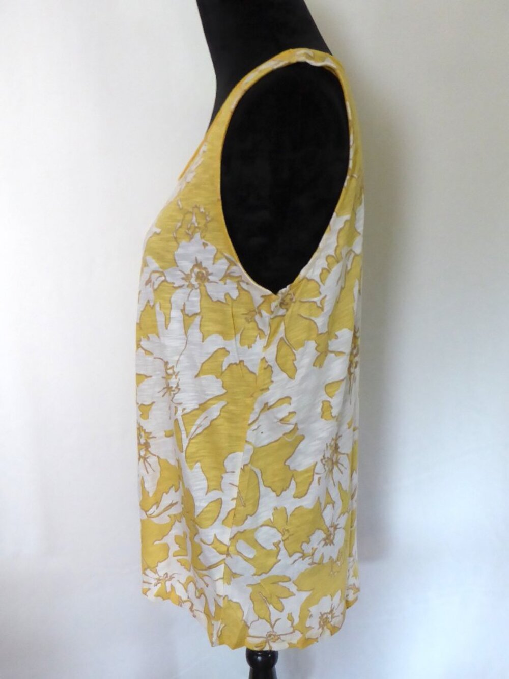 SONOMA BRAND YELLOW OCHRE WHITE FLORAL TANK TOP LARGE - Picture 3 of 10